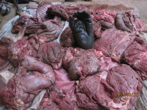 密猟されたゴリラの肉と手;肉は食用、手は乾燥させたのち灰皿などとして売られる© Jean-Claude Dengui